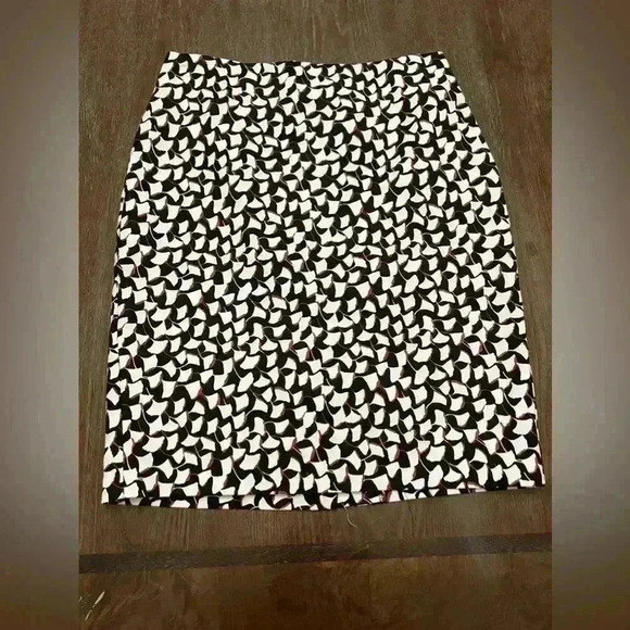 Ann Taylor Factory Dresses & Skirts - Ann Taylor Factory Petite size 0P Lined Skirt Black White Pink Print